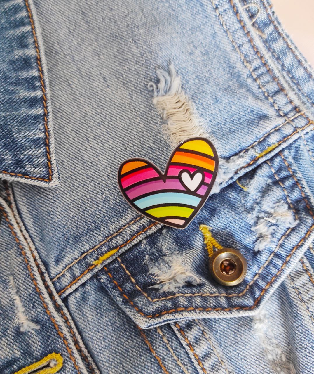 Spilla cuore plexi arcobeleno