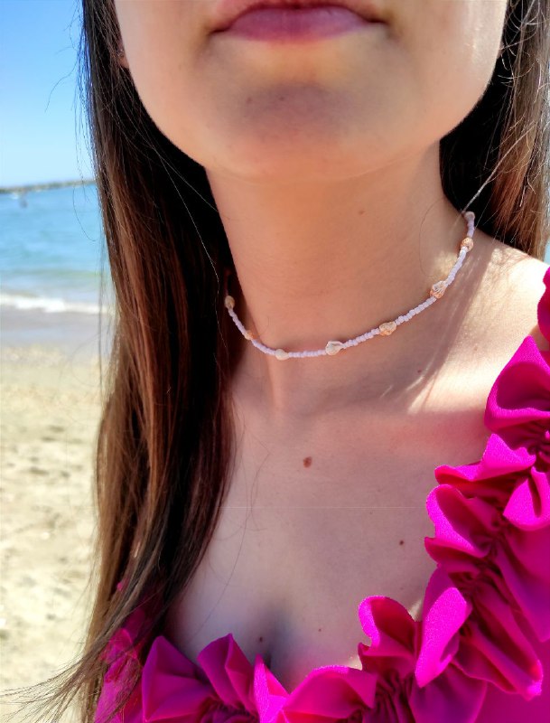 Collana perline bianche e conchiglie