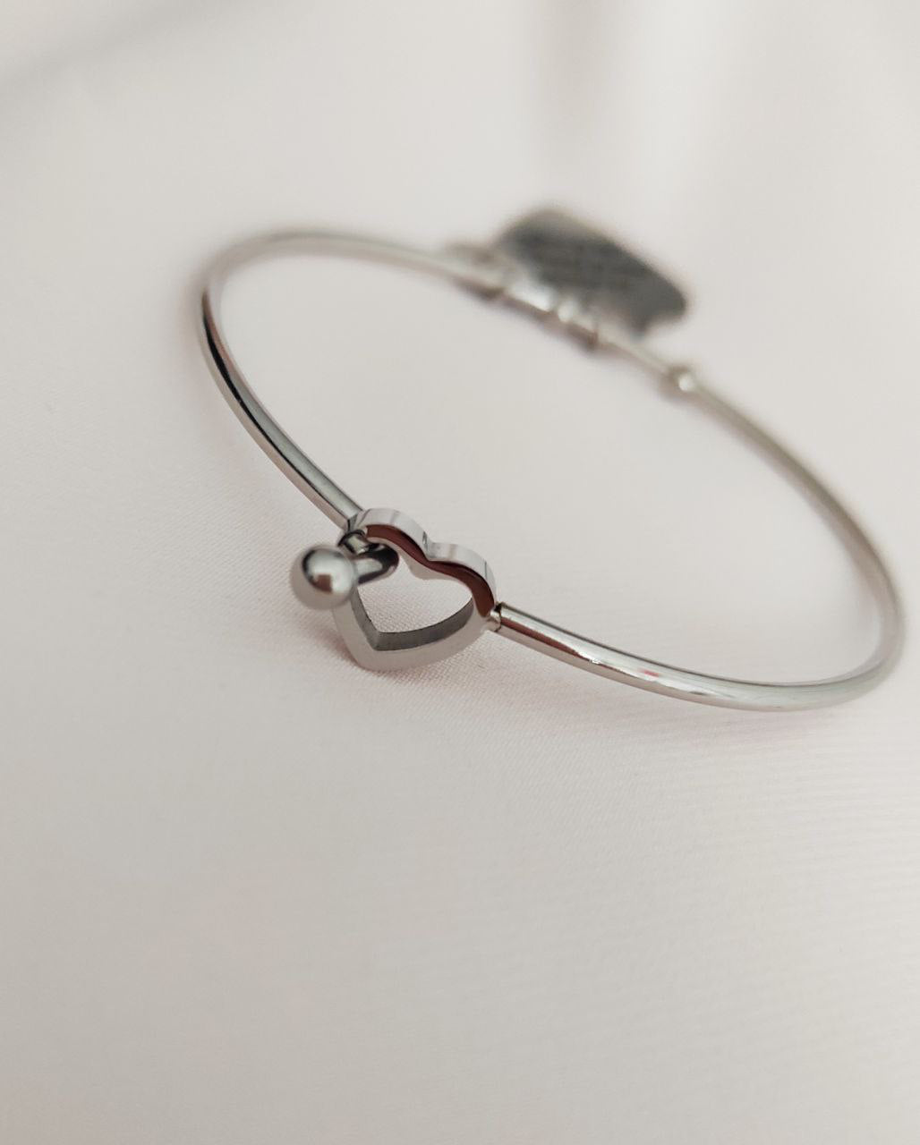 Bracciale cerchio con ciondolo cuore "Le amiche sono la famiglia che ti scegli"