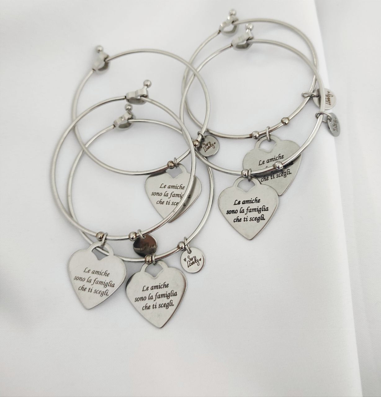 Bracciale cerchio con ciondolo cuore "Le amiche sono la famiglia che ti scegli"