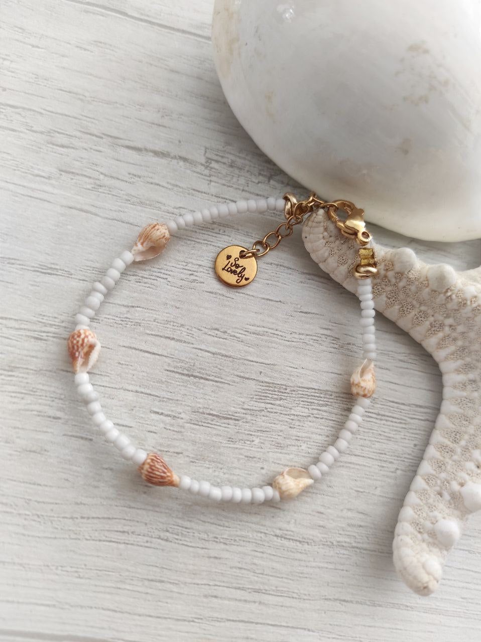 Bracciale perline bianche e conchiglie